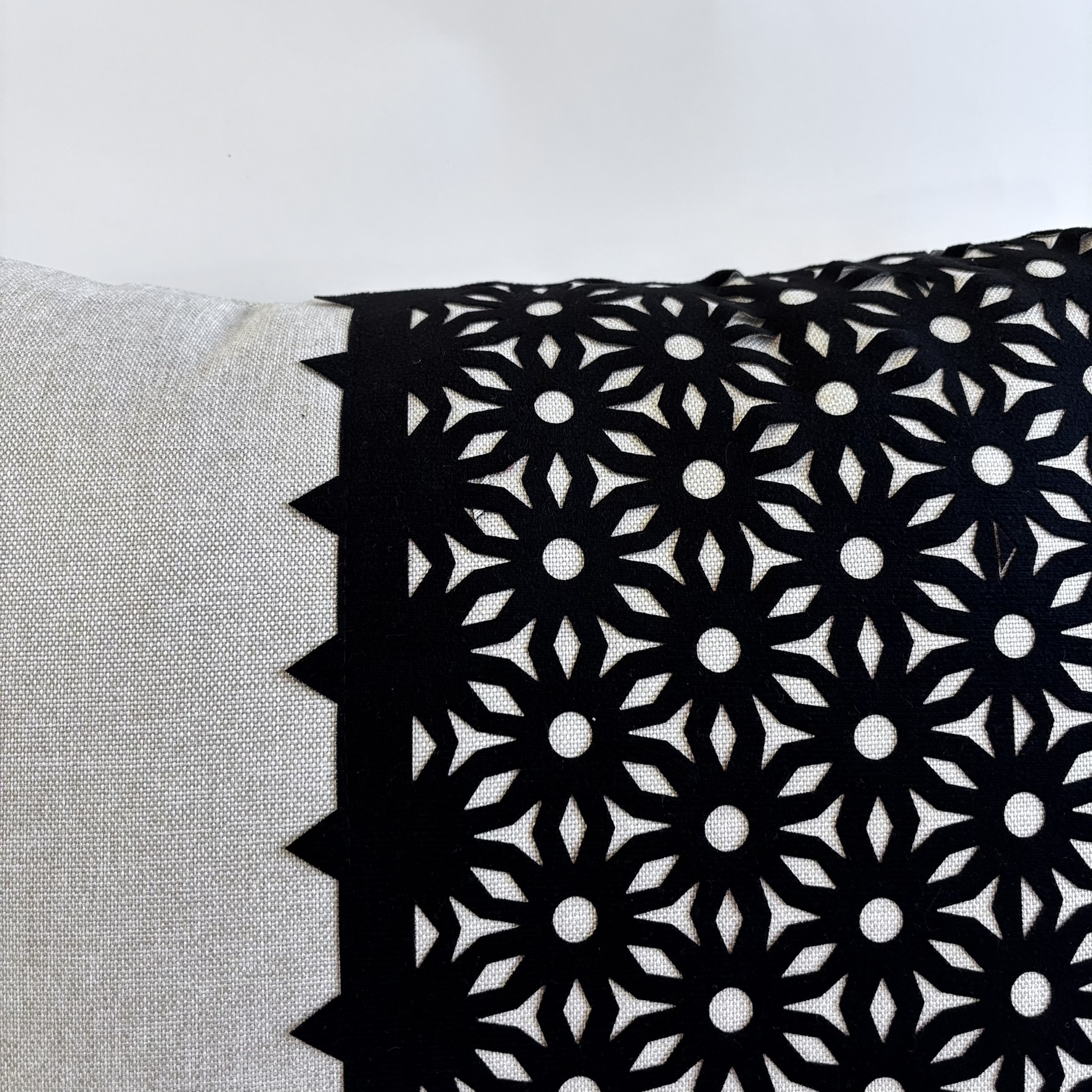 CAPA PARA ALMOFADA 50 X 50 CM LINHO BEGE COM DETALHE EM SUEDE PRETO COM CORTE A LASER