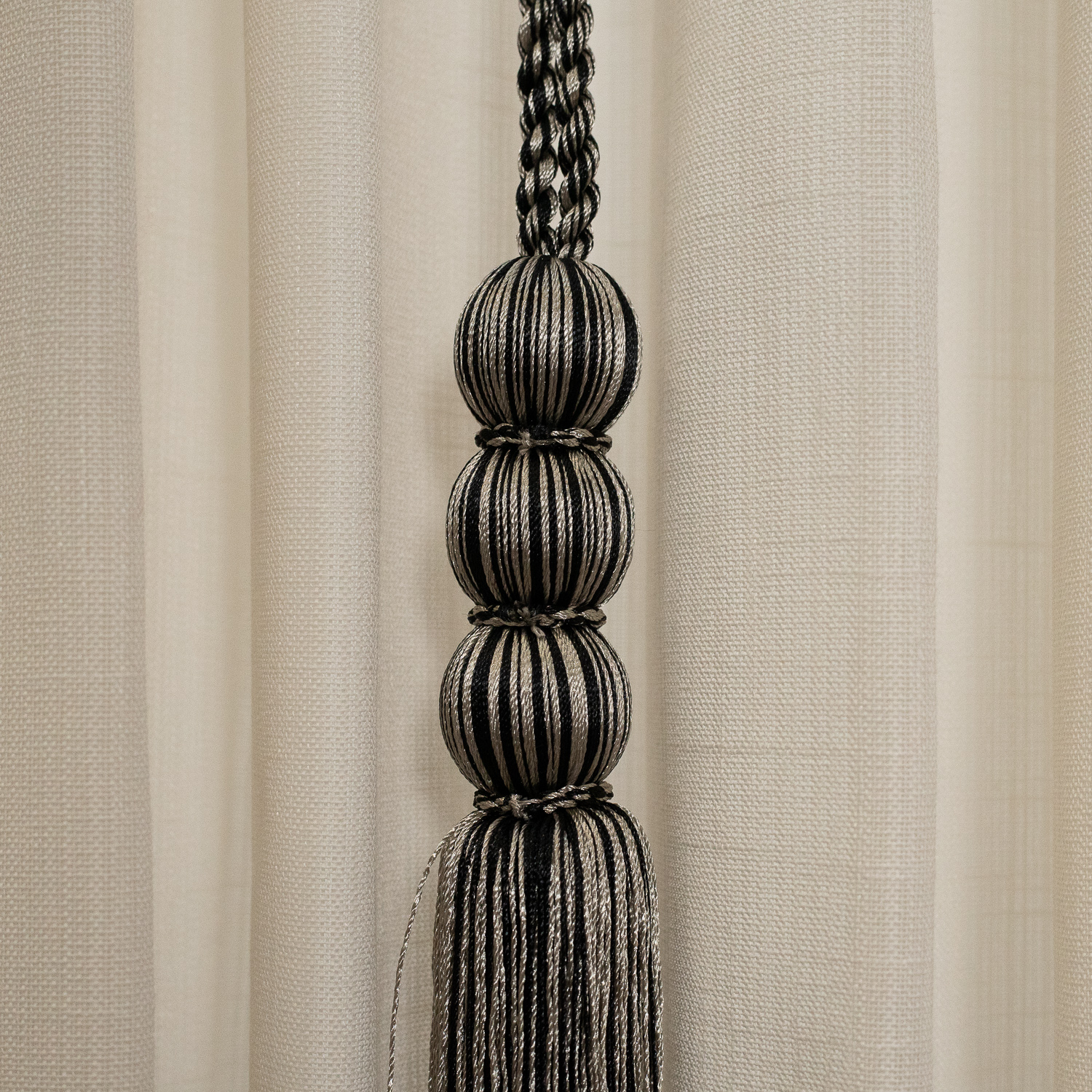 BRAÇADEIRA / PINGENTE PARA CORTINA PRETO MESCLA