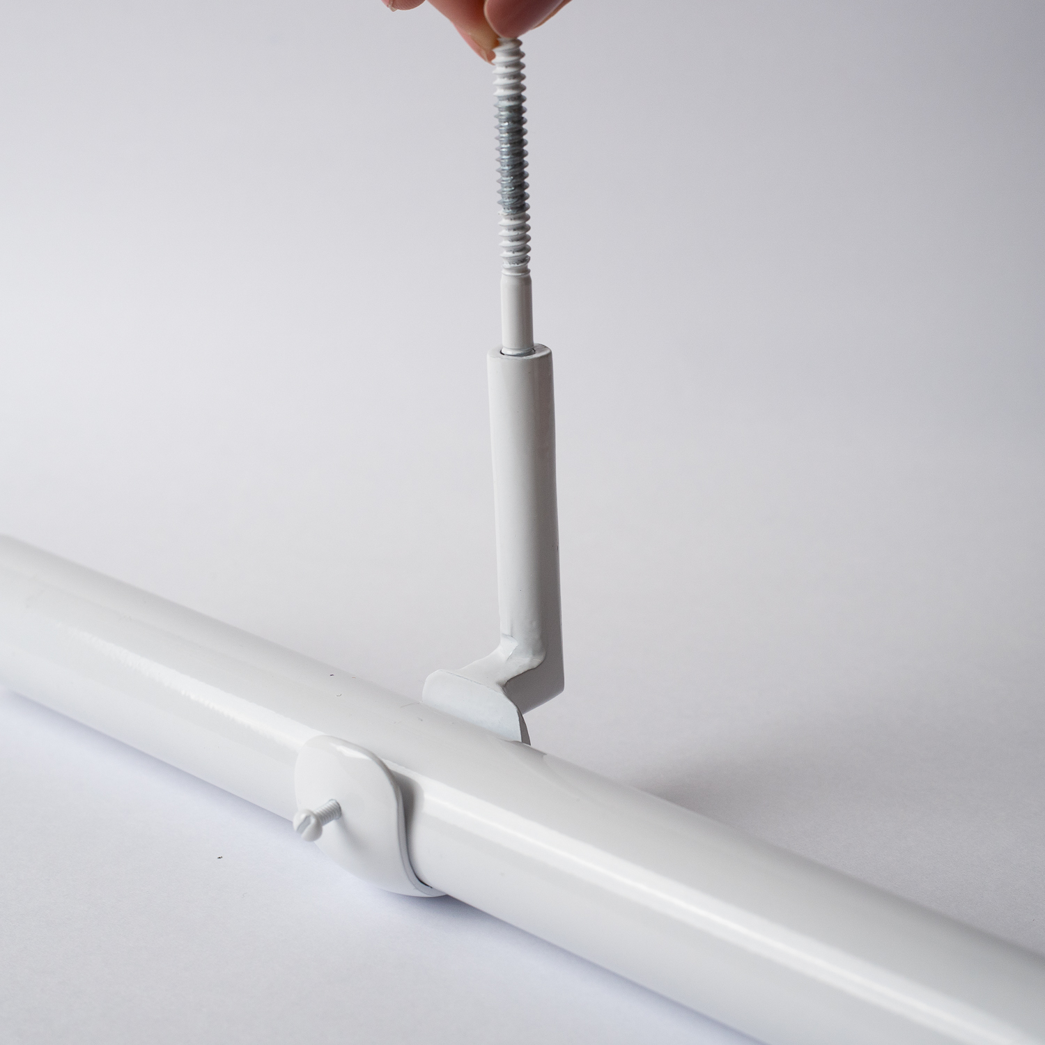 SUPORTE DE TETO PARA VARAO DE 28mm  PARA CORTINA DE ILHOS