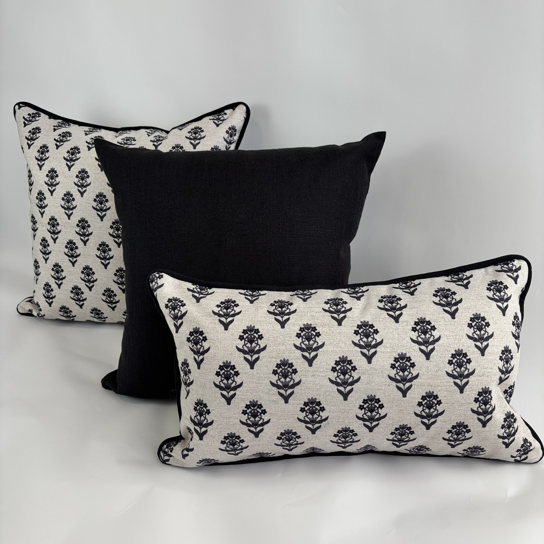 CONJUNTO CAPAS DE ALMOFADAS PRETO LISA E ESTAMPA FLOR DE LIS 18