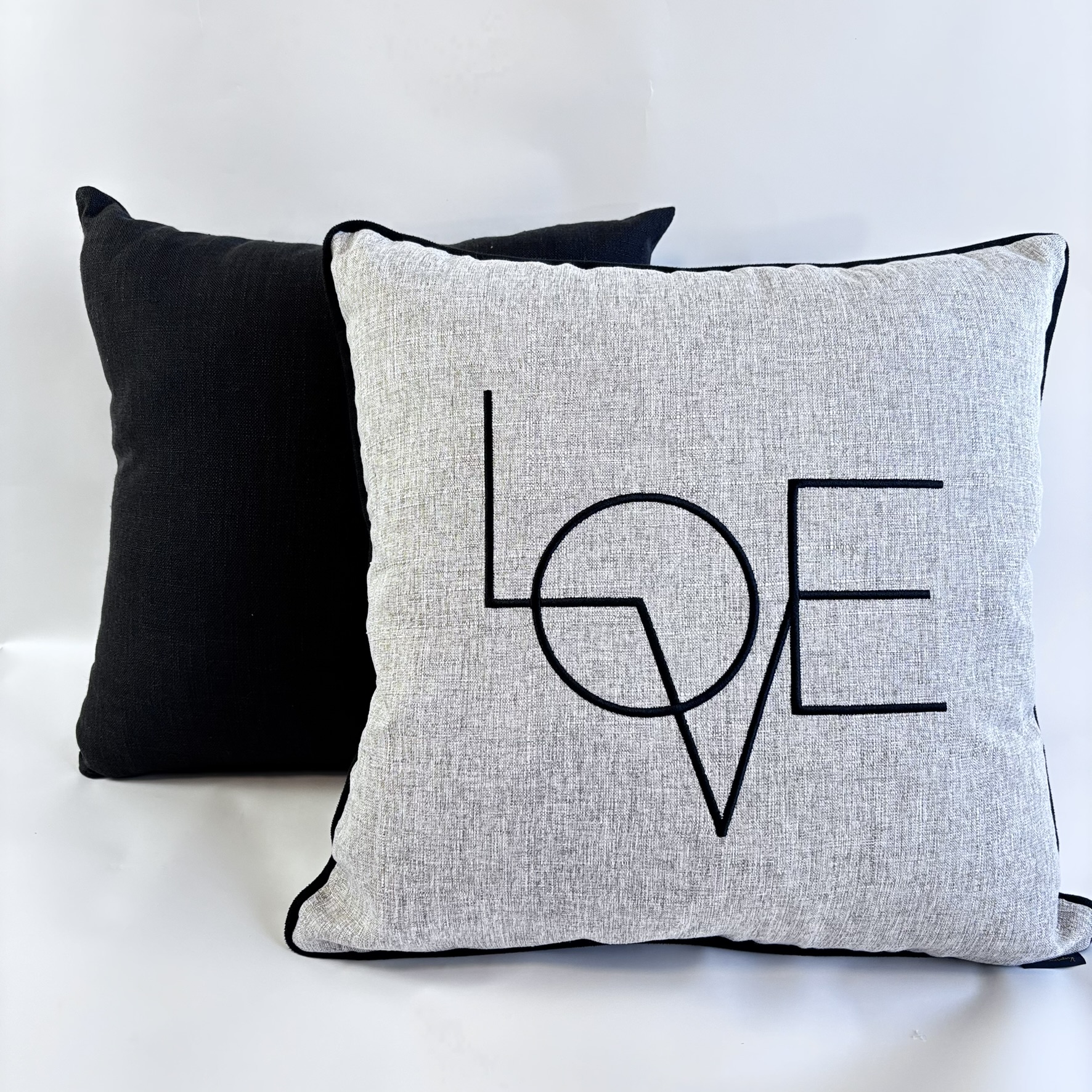 CAPA PARA ALMOFADA 50 X 50 CM  LINHO BEGE COM BORDADO PRETO \\\"LOVE\\\"