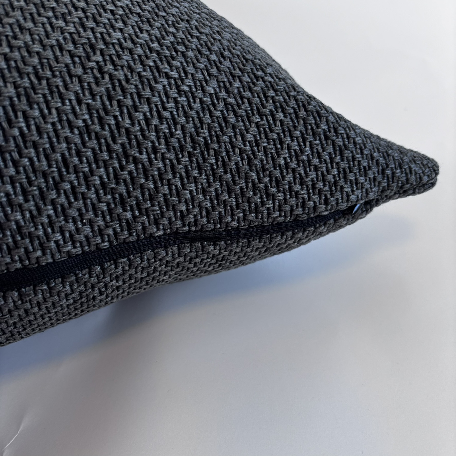 CAPA PARA ALMOFADA 50 X 50 CM  TRAMA MESCALDA CINZA E PRETO
