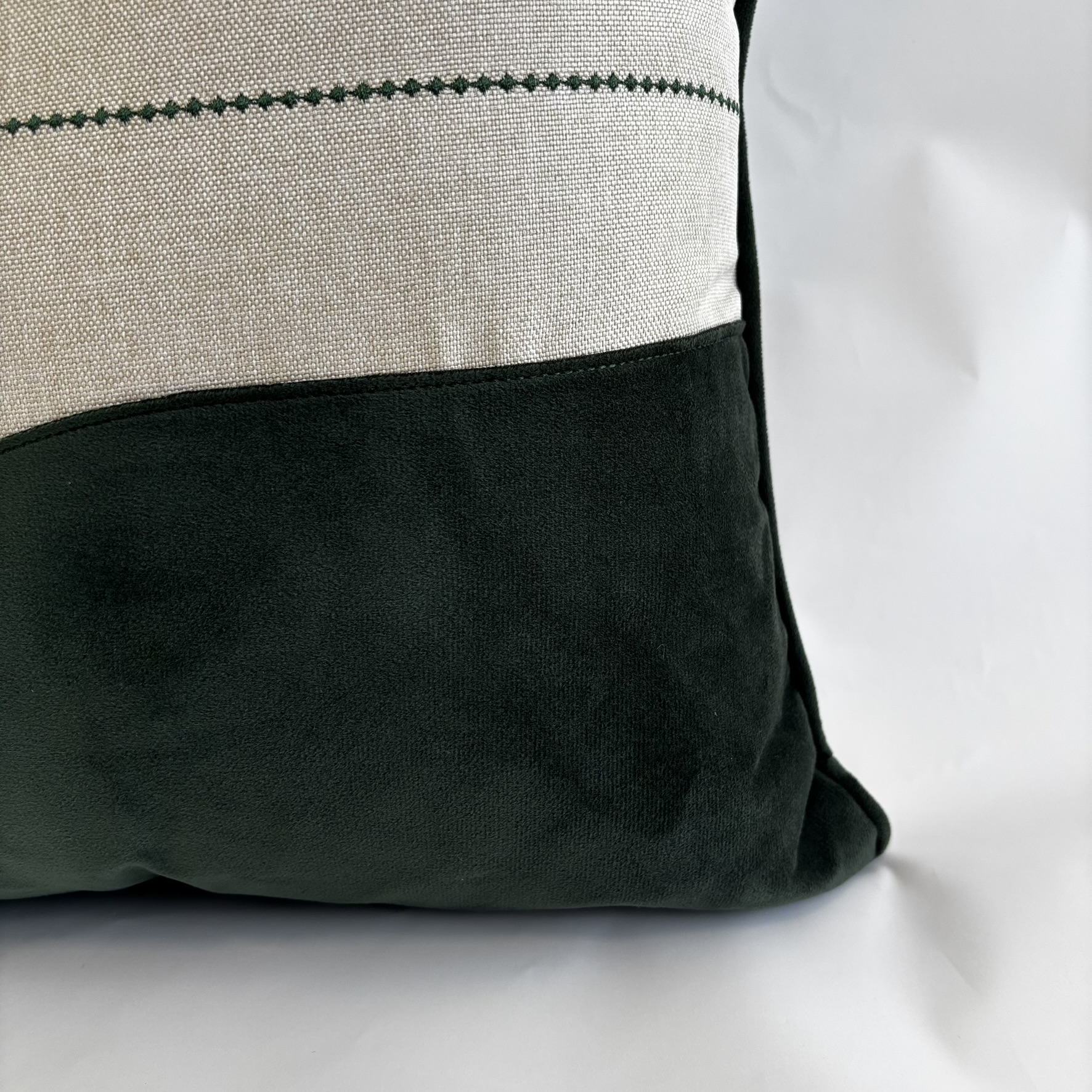CAPA PARA ALMOFADA 50 X 50 CM  LINHO BEGE COM APLIQUE VERDE