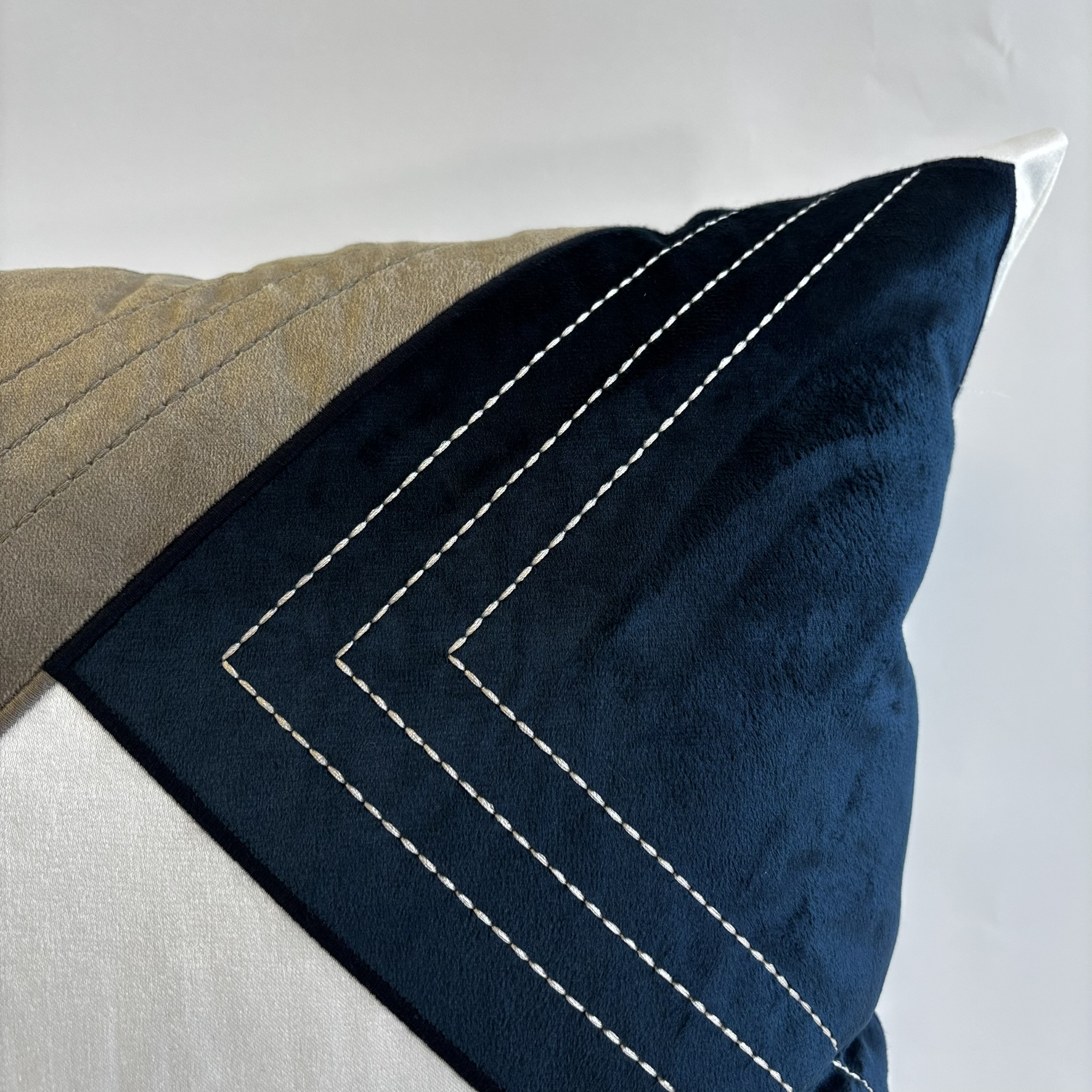 CAPA PARA ALMOFADA 50 X 50 CM SHANTUNG BRANCO COM APLIQUE AZUL MARINHO 