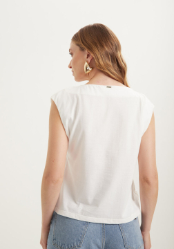 Blusa Sem Mangas Com Decote Canoa E Bordado Em Relevo 7114E