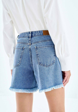 Shorts Jeans Mom Cintura Alta com Barra Desfiada 9482L