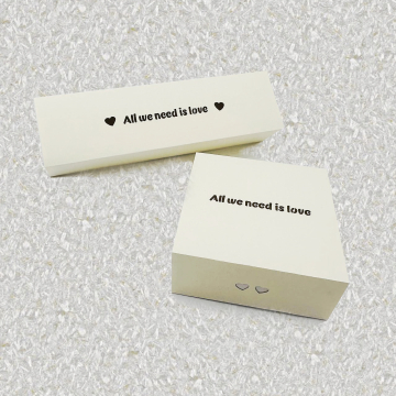 Caixa 04 doces para personalizar  (*mínimo 30 unidades por modelo e cor). 